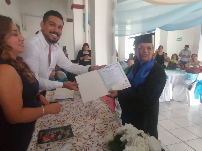 Diez adultos mayores se gradúan de primaria en emotiva ceremonia