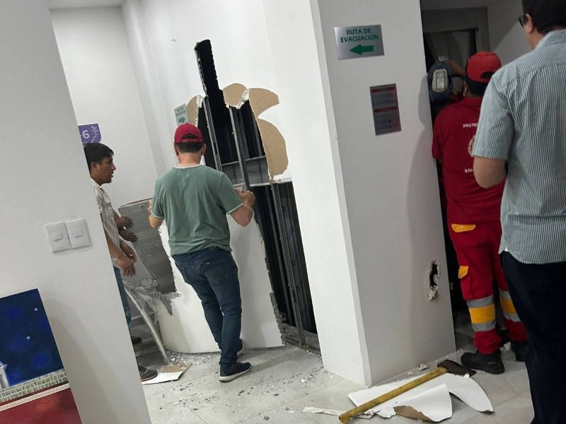 Diez Personas Quedan Atrapadas en Elevador de Laboratorios Juárez Salina Cruz
