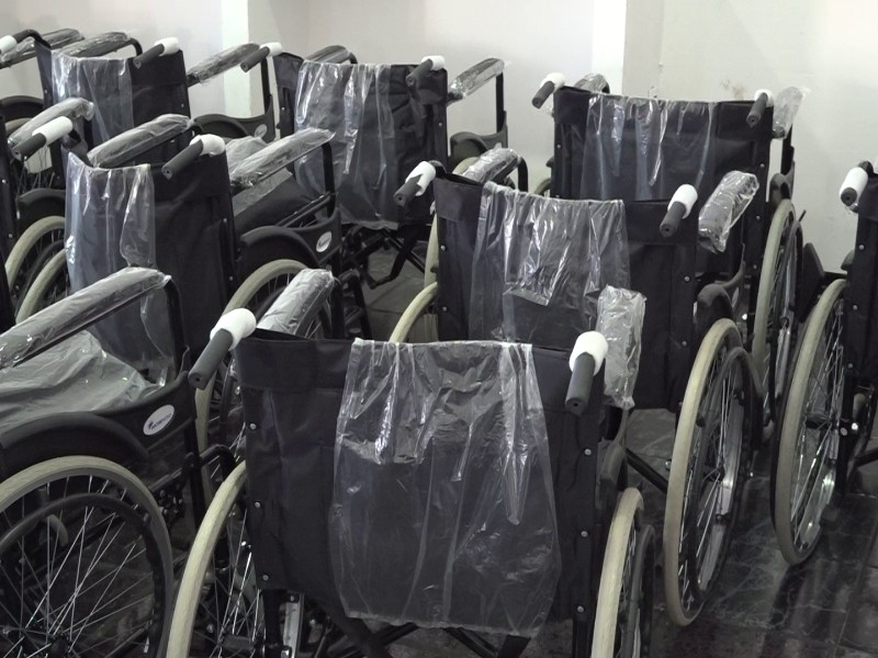 DIF de Gómez cierra gestión con entrega de aparatos de movilidad.