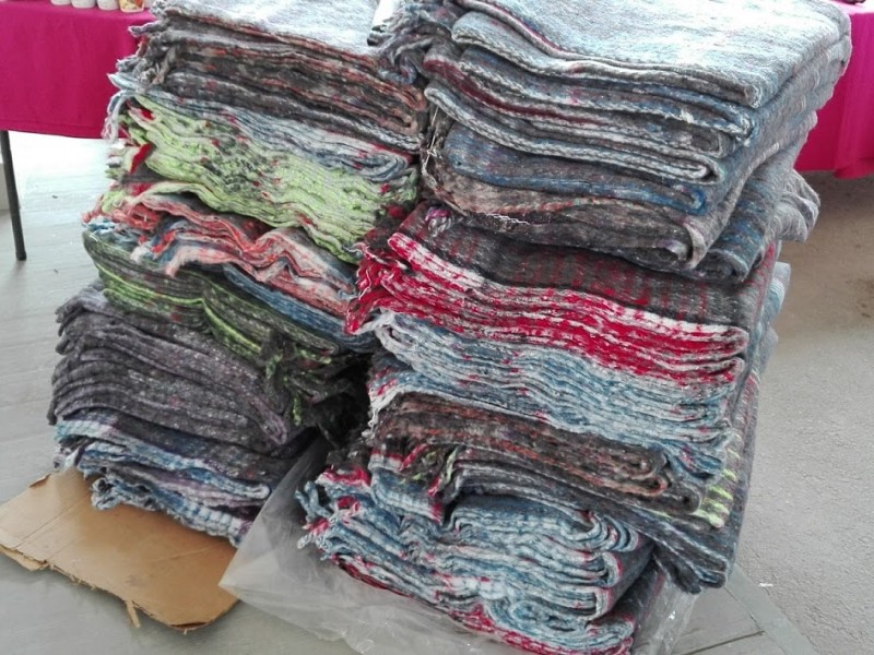 DIF entrega cobertores y ropa de abrigo