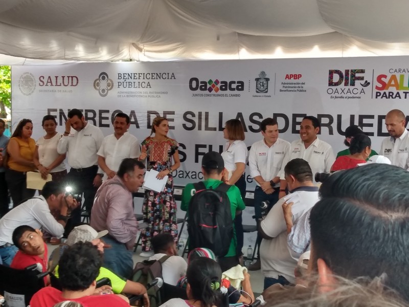 DIF estatal entrega sillas de ruedas en SC