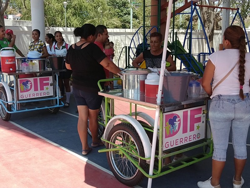 DIF Guerrero entrega apoyos en Zihuatanejo