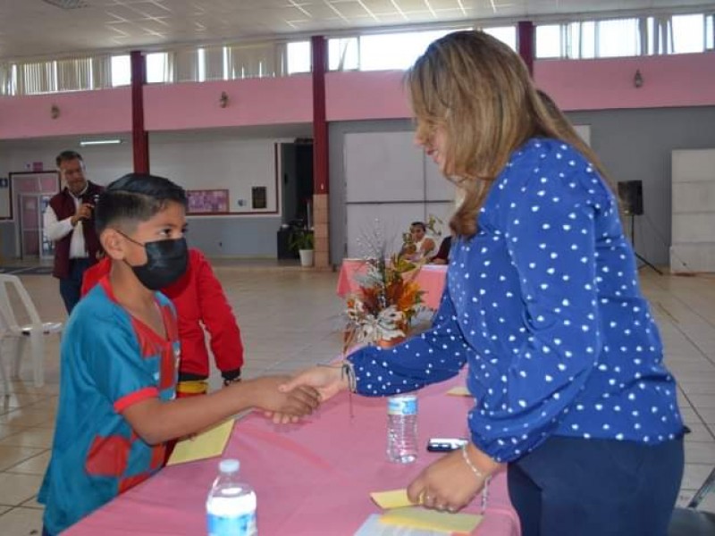 DIF Jacona entrega becas padrino a niños en situación vulnerable