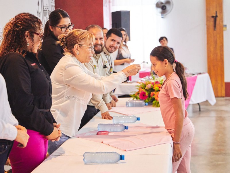 DIF Nayarit entrega lentes gratuitos a familias de Jala