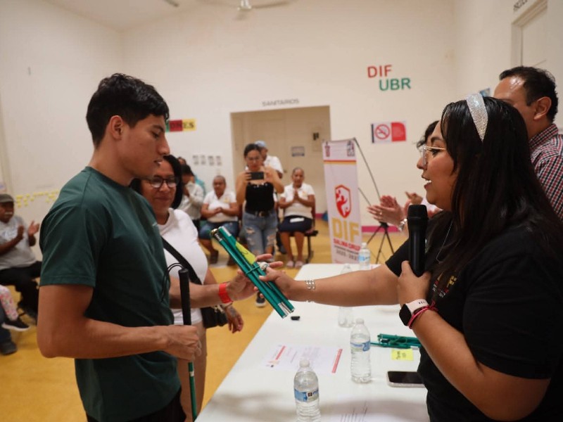 DIF Salina Cruz impulsan la inclusión con entrega de bastones guía