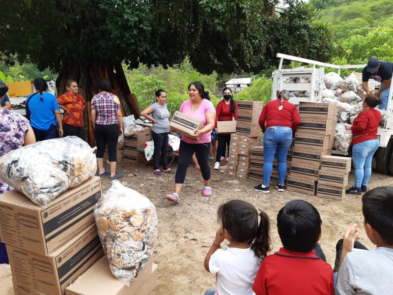 DIF San Ignacio lleva alimentos a pueblerinos de La Caña