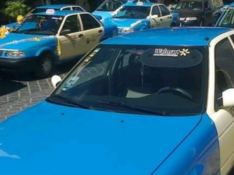 Difícil situación obliga a taxista a vender unidades y placas