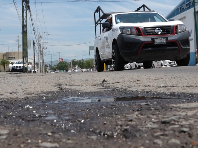 Dificulta vialidad baches y agua estancada en Avenida Transportistas