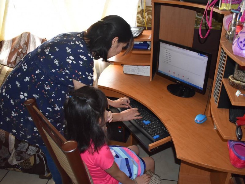 Dificultades y retos enfrentan madres de familia con clases virtuales