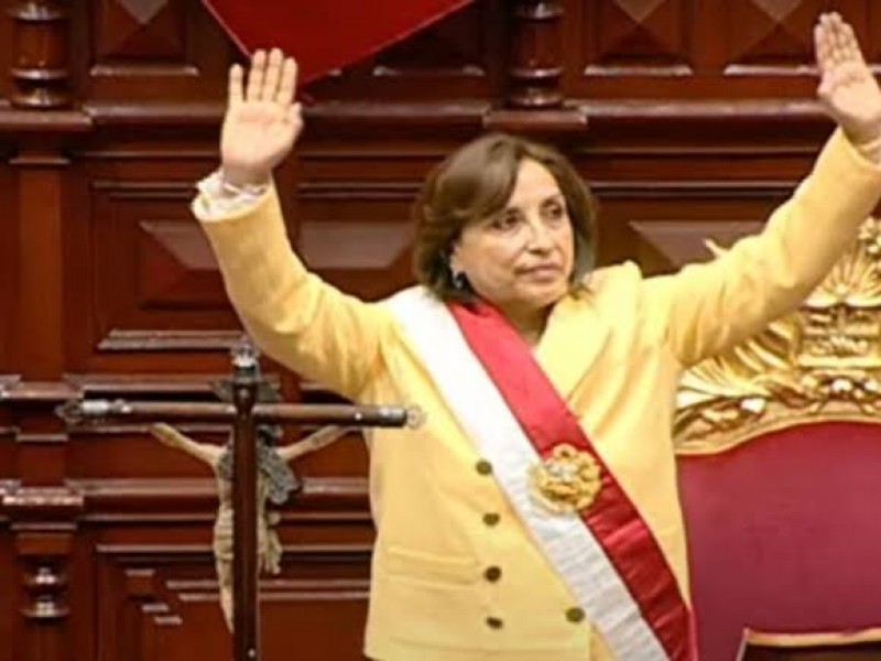 Dina Boluarte toma protesta como presidenta de Perú