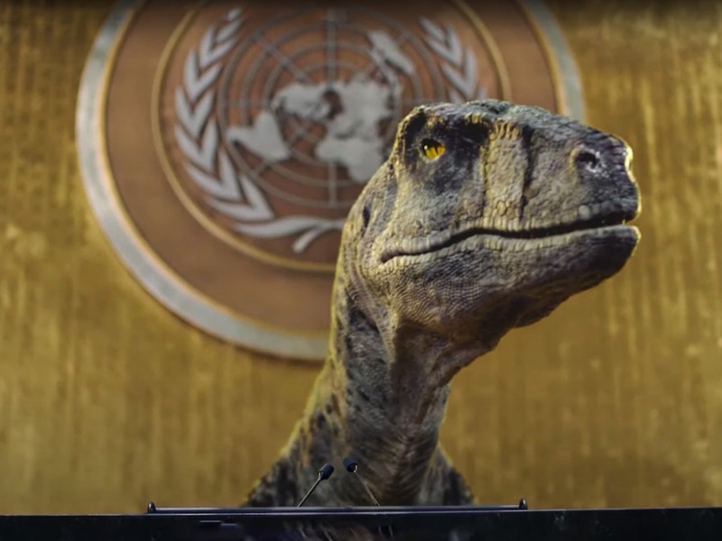 Dinosaurio “irrumpe” en la ONU para advertir sobre cambio climático