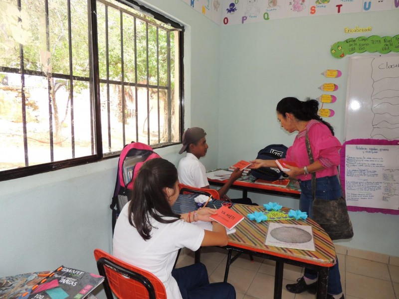 Diputada entrega libros a niños Pames