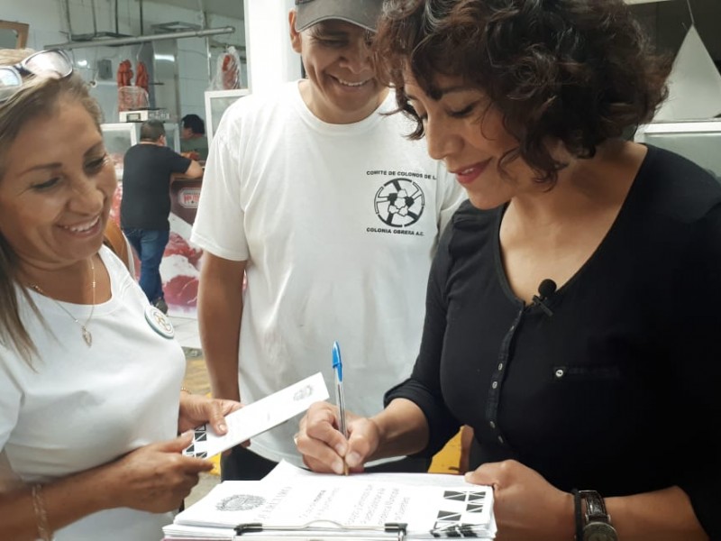 Diputada recorre mercado de la obrera