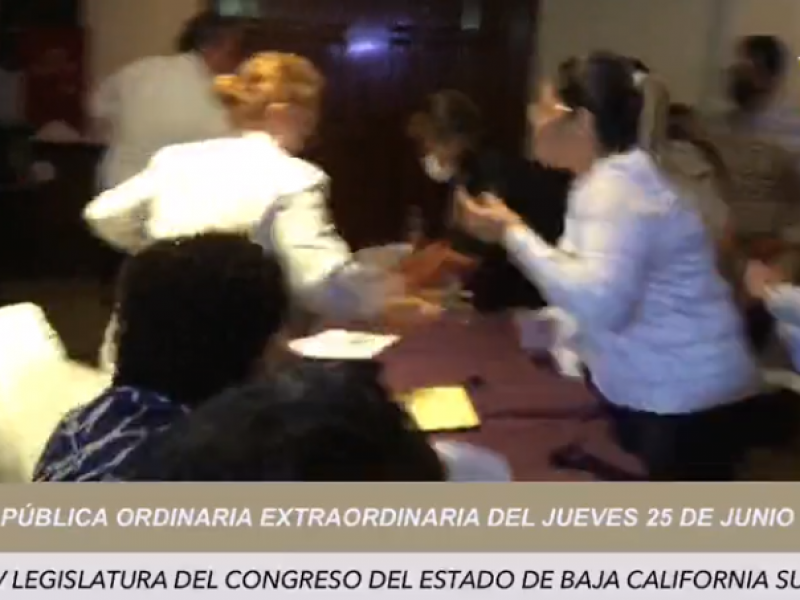 Diputadas terminan en empujones y arrebato de papeles