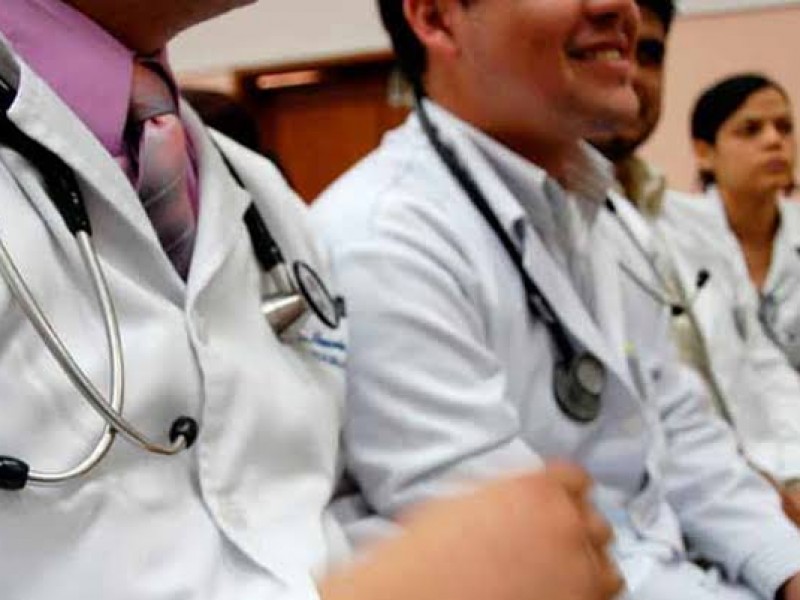 Diputado propone remuneración digna para pasantes de medicina