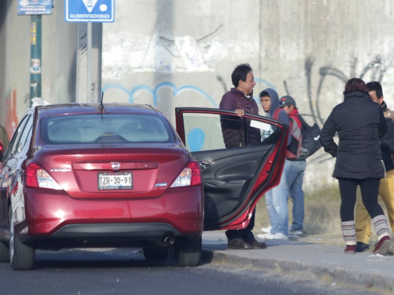Diputados buscan regulación de taxis piratas en Puebla