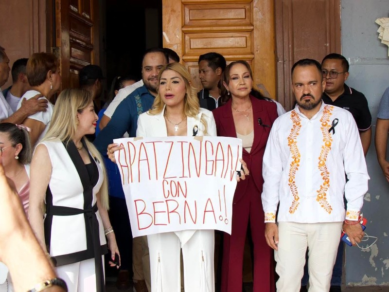 Diputados de Michoacán se manifiestan en Apatzingán Diputados de Michoacán se manifiestan en Apatzingán