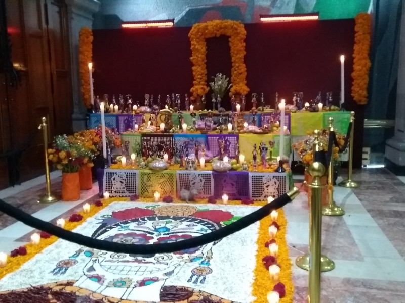 Diputados inauguran ofrenda de Día de Muertos