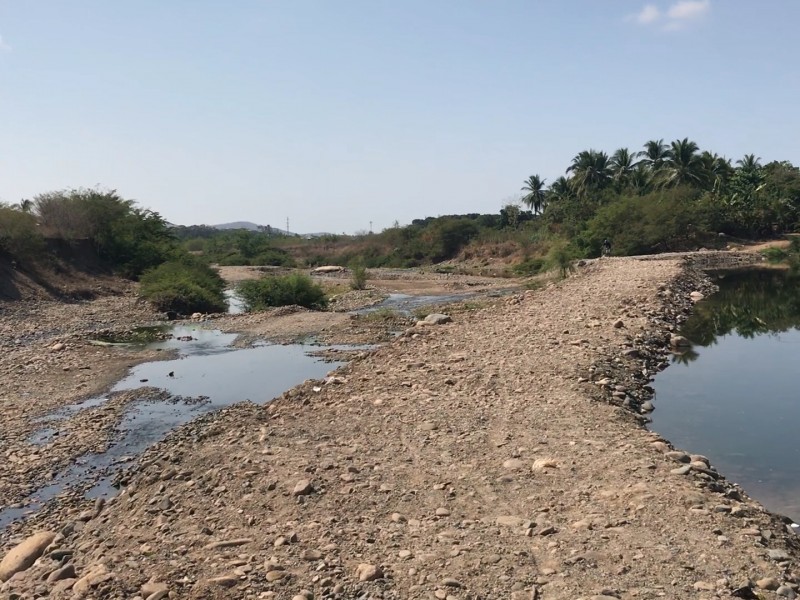 Dique en río de Petatlán provoca afectaciones
