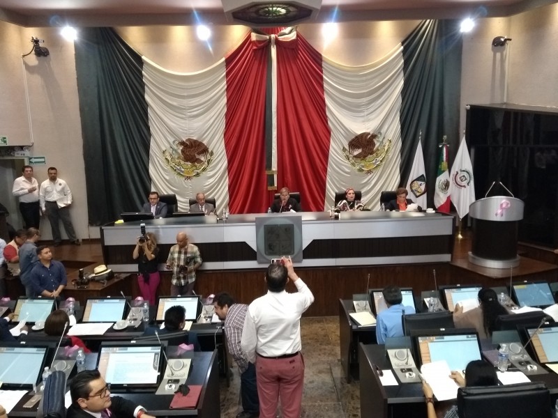 Directivos intentan ingreso al Congreso con cerrajeros