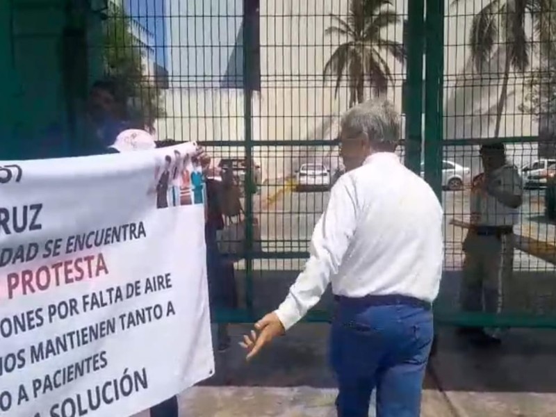 Director de hospital IMSS intenta impedir manifestación; invita al diálogo