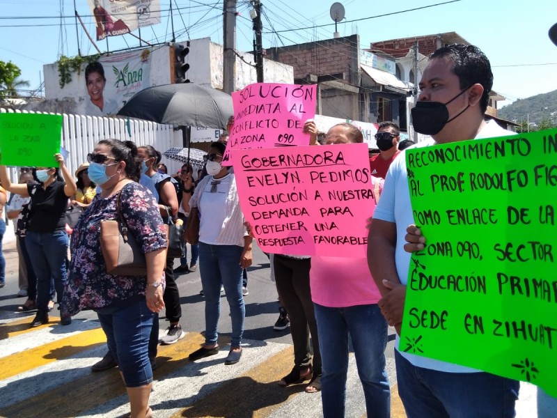 Directores de la zona 090 bloquean intermitente calle en Zihuatanejo