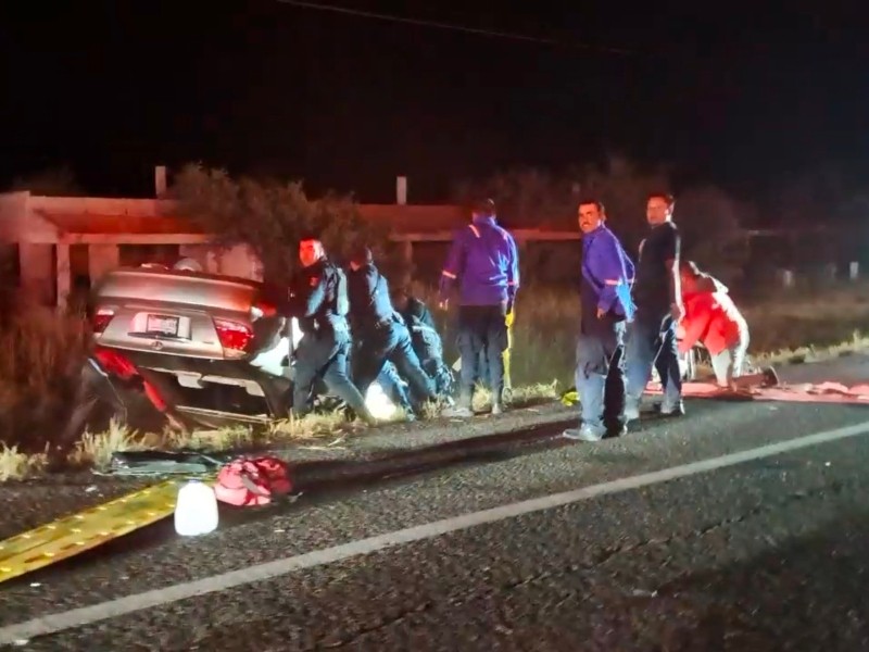 Dos personas mueren y cuatro más resultaron lesionadas en accidente carretero
