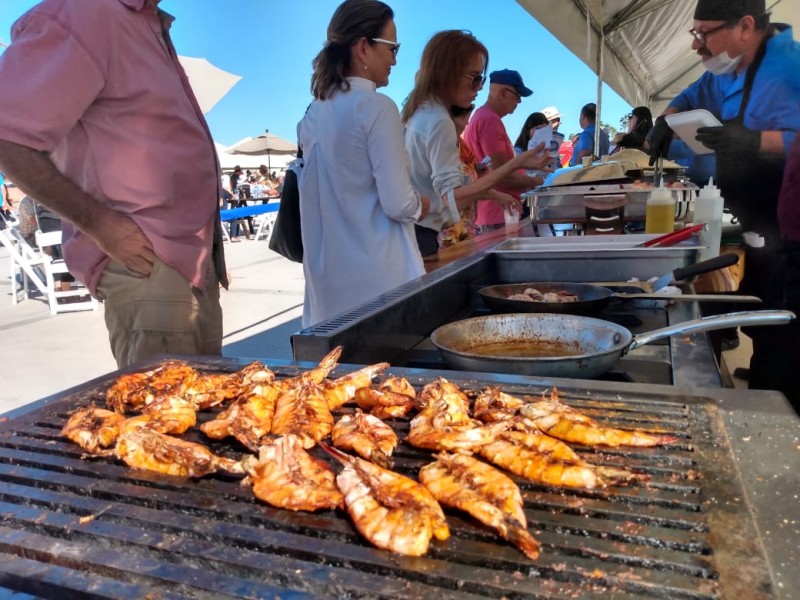 Disfrutan del Festival del Camarón