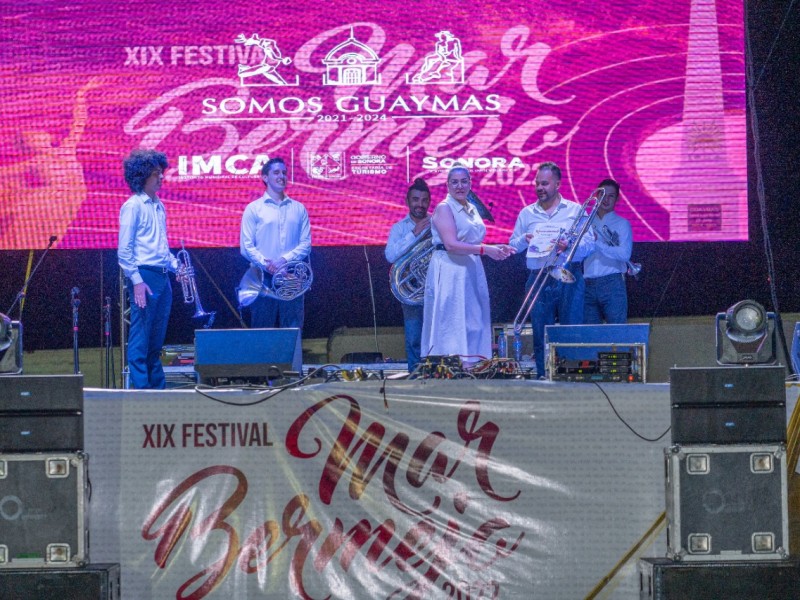 Disfrutan familias y visitantes del festival Mar Bermejo