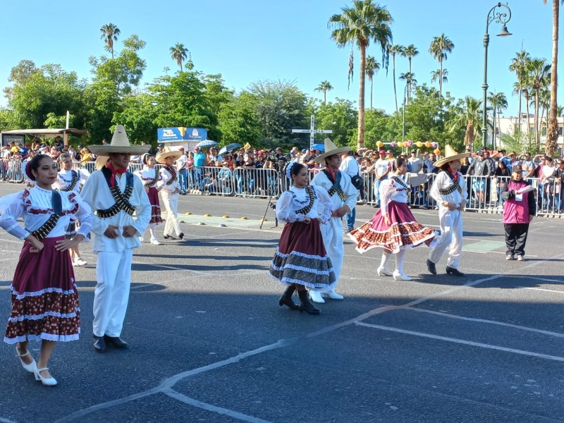 Disfrutan habitantes de Hermosillo el desfile de la Revolución Mexicana