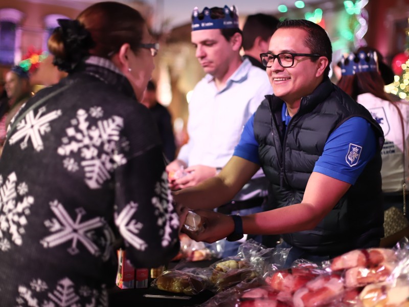 Disfrutan leoneses rosca de Reyes en Plaza Principal