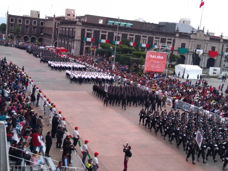Disfrutan más de 5 mil  desfile cívico-militar
