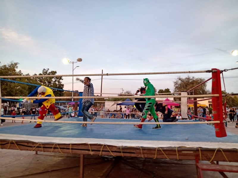 Disfrutan niños función de lucha libre en Empalme