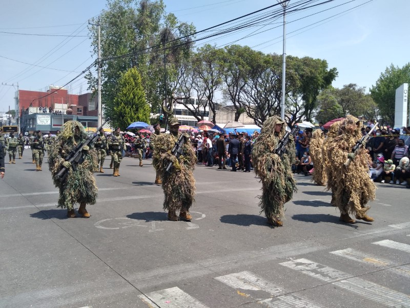 Disfrutan poblanos de desfile del 5 de mayo