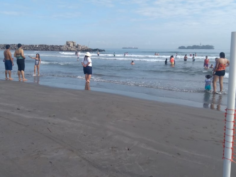 Disfrutan turistas playas veracruzanas