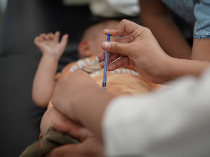 Disminución en vacunación infantil expone a más brotes epidémicos