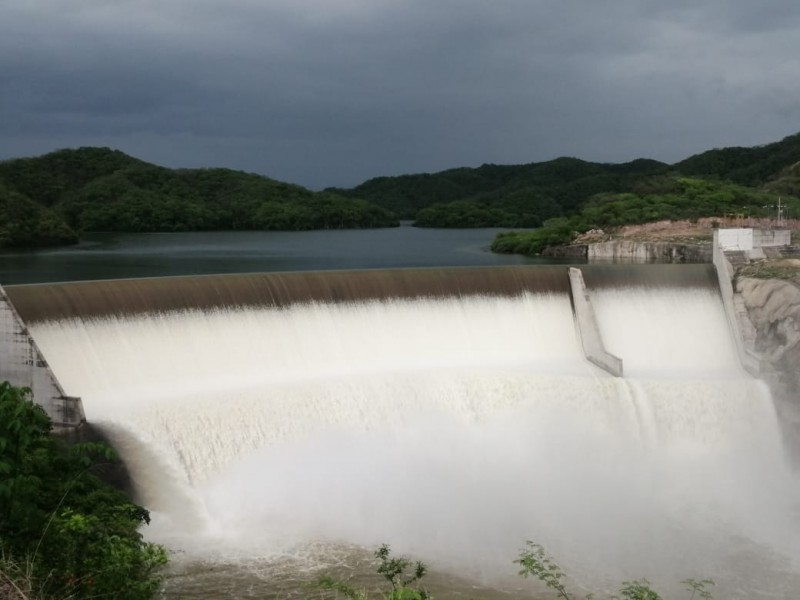 Disminuye desbordamiento de presa Picachos