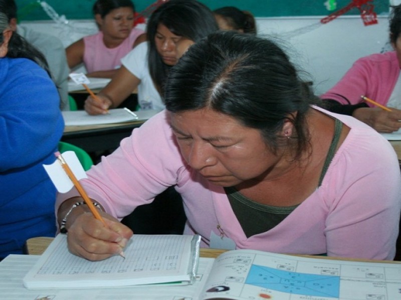 Disminuye analfabetismo en México