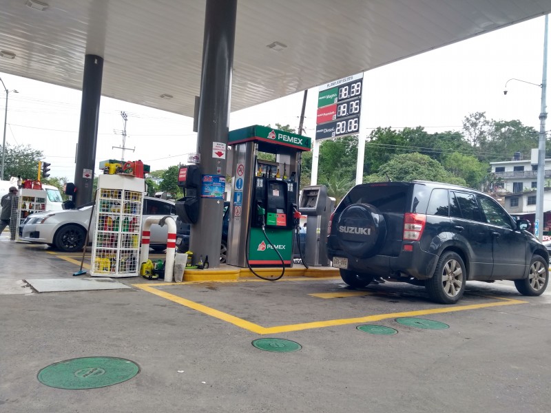 Disminuye precio de gasolina: Automovilistas y Transportistas