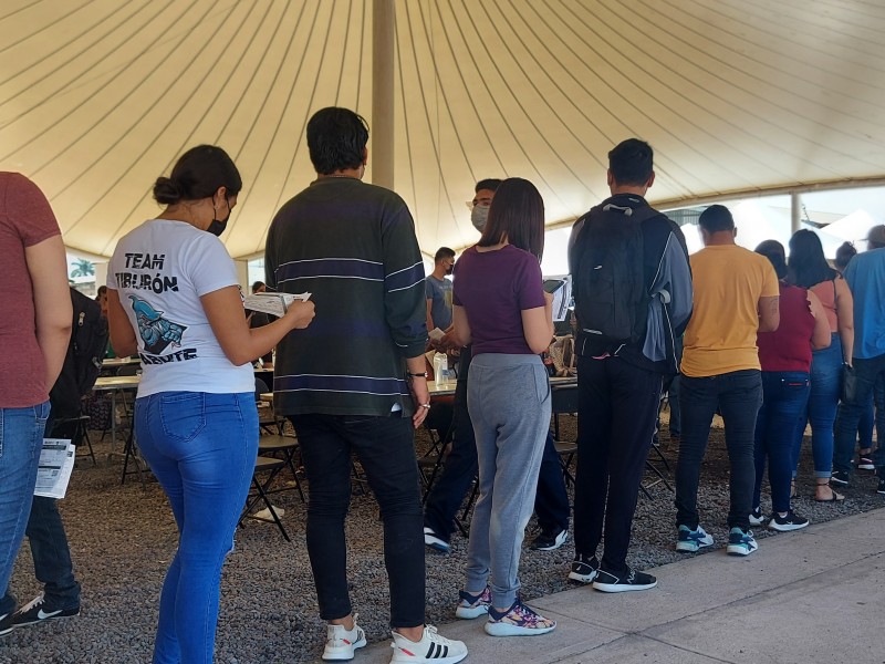 Disminuyen contagios COVID adultos mayores; en contraste aumenta en jóvenes