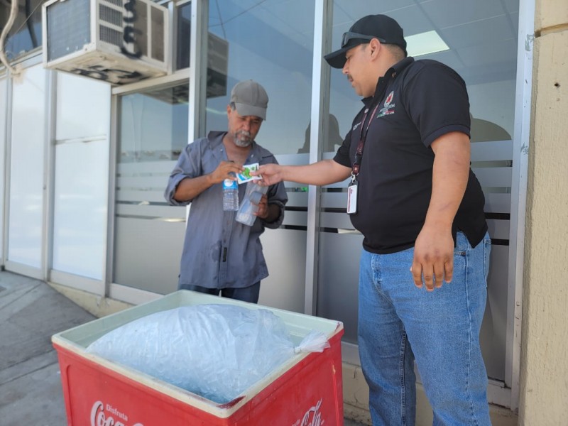 Disponen botellas de agua en puntos de hidratación