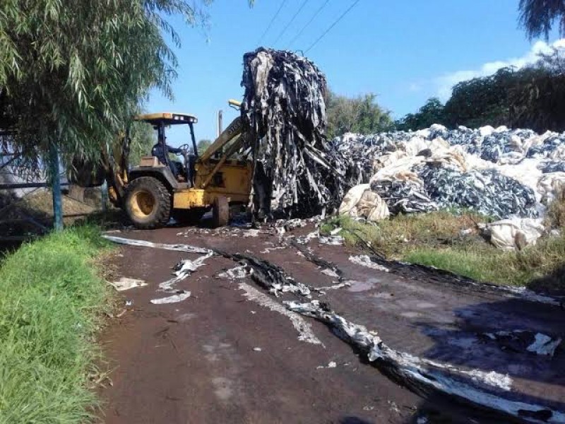 Disposición inadecuada de agroplásticos agrava contaminación de ríos y canales