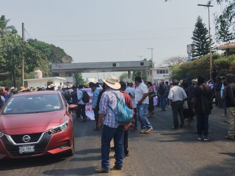 Disputa por 350 hectáreas de tierra; bloquean caseta de Tuxtepec