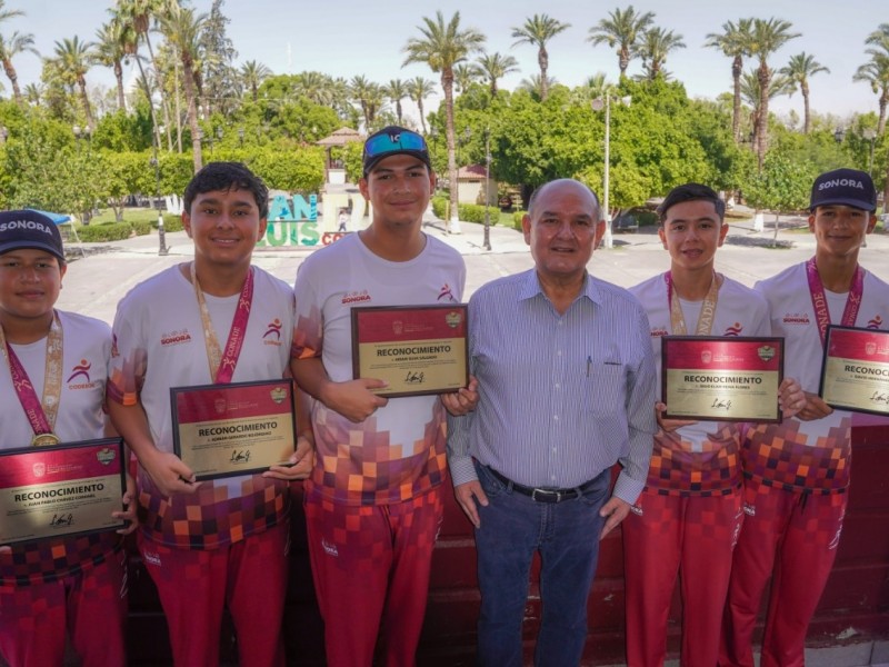 Distingue Alcalde a jóvenes beisbolistas de la Liga Cucapah