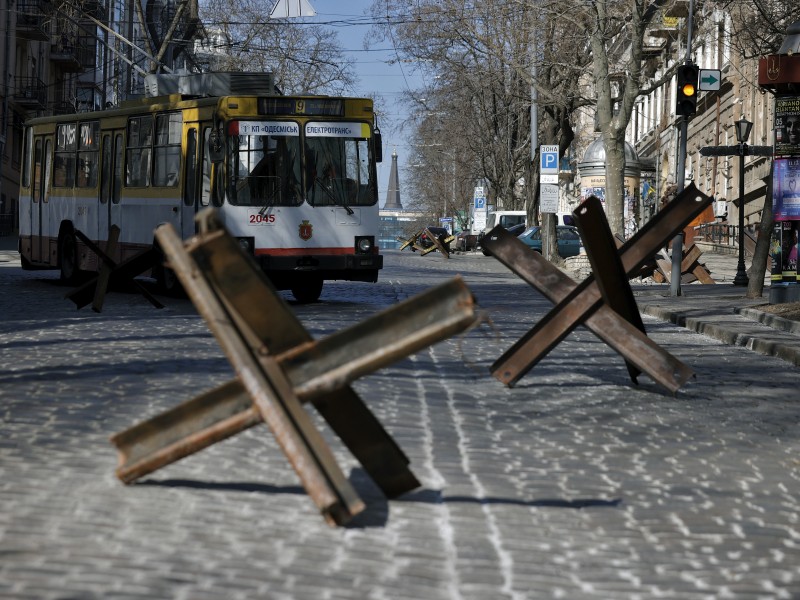 Distintas realidades en ciudades del este y oeste de Ucrania