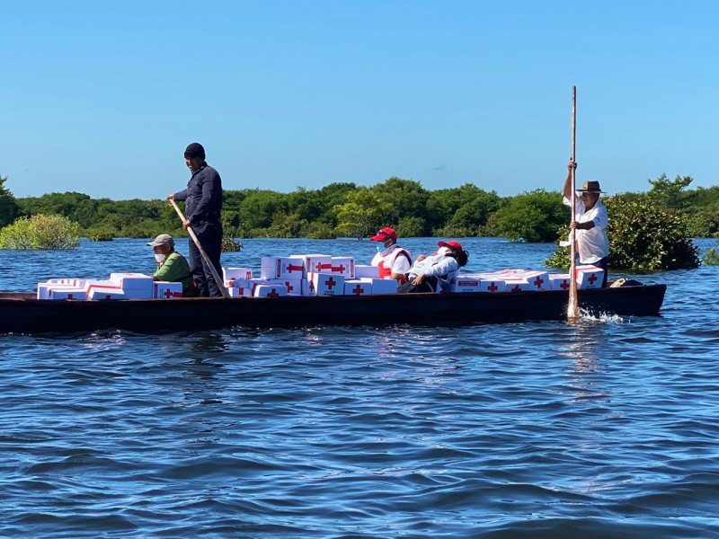 Distribuye Cruz Roja, en lanchas, más de mil 200 paquetes