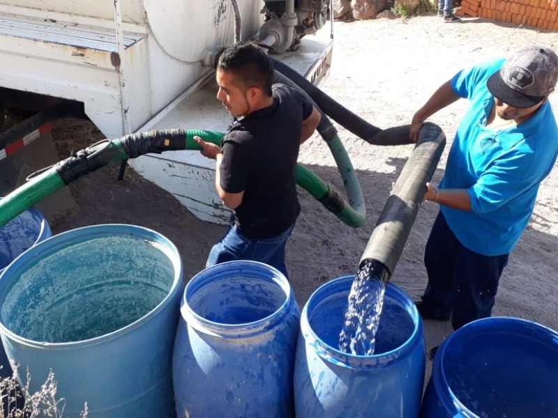 Distribuyen agua en zona marginadas