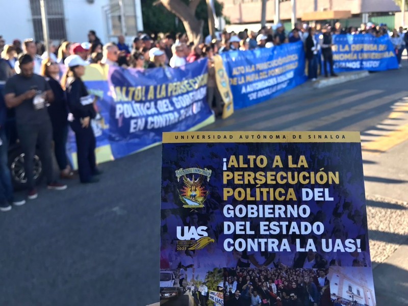 Distribuyen volantes y calcas en defensa de la UAS