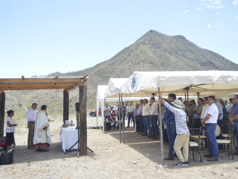 Productores oran por una temporada de agua abundante