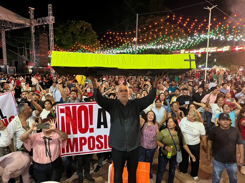 Protestas y consignas marcan el Grito de Independencia en Poza Rica